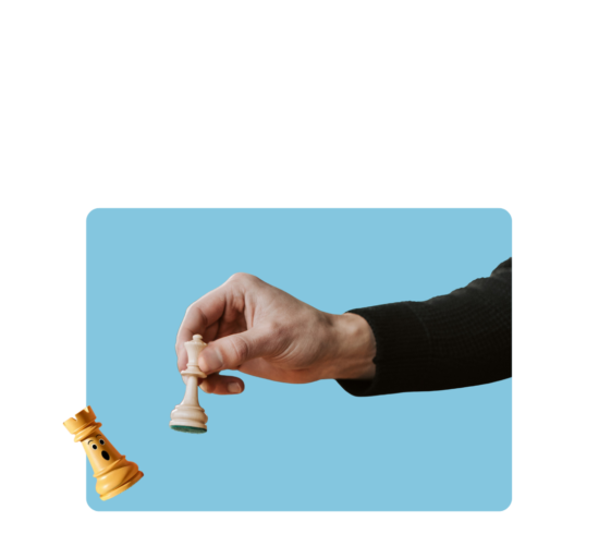Hand met schaakstuk op een blauwe achtergrond