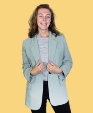Persoon met gele achtergrond