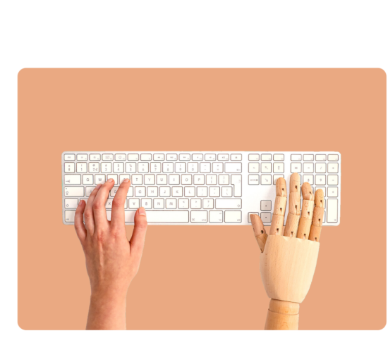 Hand en houten hand op toetsenbord