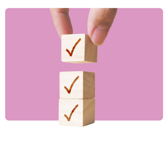 hand zet blok op ander blok