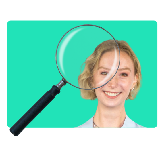 vrouw met vergrootglas